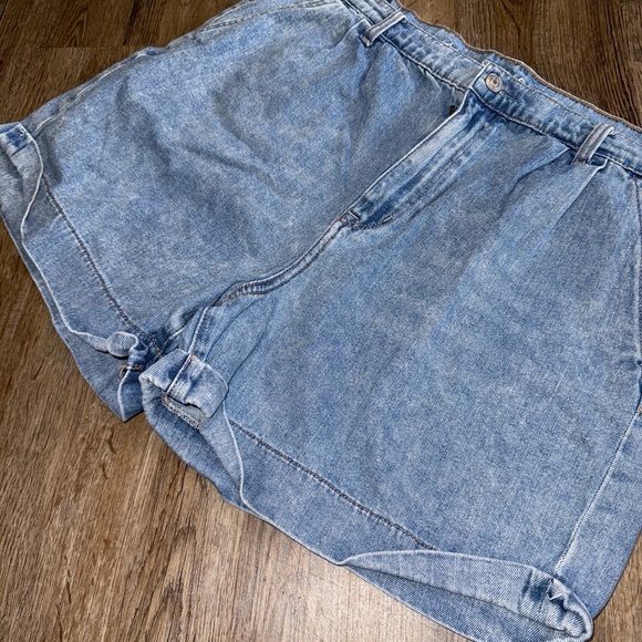 American Eagle • Pleated Denim Mom High Rise Shorts - Picture 5 of 9